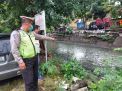 Polsek Semampir Lakukan Pengecekan Debit Air Rutin, Antisipasi Terjadinya Banjir