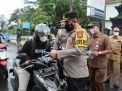 Ingatkan Prokes dan Patuh Aturan Lalulintas Kapolres Bondowoso Turun Jalan Bag- - bagi Masker