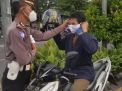 Polsek Krembangan Bagikan Masker Secara Gratis Kepada Pengguna Jalan Sekaligus Beri Himbauan Protokol Kesehatan