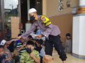Bhabinkamtibmas Asemrowo Laksanakan Sholat Jumat Berjamaah Sekaligus Bagikan Masker Gratis Kepada Warga