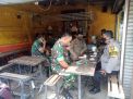 Bhabinkamtibmas Krembangan Utara Sambang Warkop, Ingatkan Warga Untuk Tetap Patuhi Peraturan Protokol Kesehatan