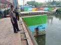 Cek Ketinggian Debit Air, Antisipasi Polsek Asemrowo Terhadap Banjir
