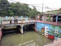 Polsek Kenjeran Lakukan Pengecekan Ketinggian di Pintu Air, Pantau Adanya Potensi Banjir