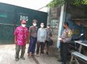 Bhabinkamtibmas Takal Kedinding Bagikan Masker Gratis Wujud Cegah Penyebaran Covid-19