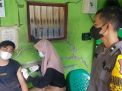 Polsek Asemrowo Gelar Vaksinasi Door to Door, Sasar Masyarakat Yang Belum Melakukan Vaksinasi