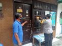Bhabinkamtibmas Krembangan Utara Berikan Himbauan Melalui Sticker Prokes Kepada Masyarakat