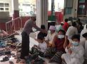 Bhabinkamtibmas Asemrowo Sampaikan Himbauan Protokol Kesehatan Kepada Jamaah Sholat Jumat