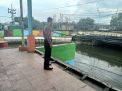 Pengecekan Debit Air Rutin Dilaksanakan Polsek Asemrowo Sebagai Wujud Antisipasi Terjadinya Bencana Banjir
