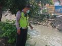 Polsek Semampir Pantau Ketinggian Debit Air, Antisipasi Potensi Terjadinya Banjir