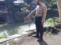 Waspada Potensi Bencana Banjir, Pengecekan Debit Air Sungai Rutin Dilakukan Polsek Semampir