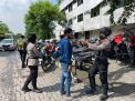 Polres Pelabuhan Tanjung Perak Gelar Kegiatan Patroli Pamor Keris, Ingatkan Masyarakat Akan Peraturan Prokes dan Berikan Masker Gratis