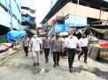 Tinjau Pasar Minggu, Kapolri Pastikan Stok Minyak Curah untuk Warga Aman