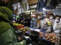 Kapolda Jatim bersama Forkopimda dan Satgas Pangan Jatim Cek Ketersediaan Minyak Goreng Curah dan Kemasan di Pasar Wonokromo