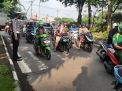 Personil Lantas Polsek Asemrowo Bantu Keberangkatan Para Pekerja Melalui Pengaturan Lalin Pagi