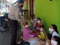 Bhabinkamtibmas Nyamplungan Laksanakan Kegiatan Pembagian Masker, Sekaligus Beri Himbauan Protokol Kesehatan