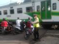 Polsek Asemrowo Lakukan Pengaturan Lalu Lintas Sore, Pastikan Arus Lancar