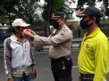 Polsek Semampir Bersama Anggota Piket Fungsi Lakukan Kegiatan Pembagian Masker Kepada Peziarah di Makam Sunan Ampel