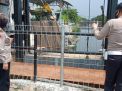 Polsek Kenjeran Patroli Pantau Ketinggian Pintu Air Tambak Wedi