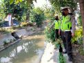 Polsek Semampir Cek Debit Air Sungai Pegirian, Antisipasi Adanya Potensi Banjir
