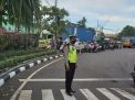 Personil Polsek Krembangan Lakukan Pemantauan Arus Lalin Sore di Pertigaan Mbah Ratu