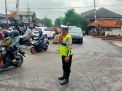 Polsek Asemrowo Lakukan Pengaturan Lalu Lintas di Tambak Mayor, Pastikan Tidak Ada Kemacetan