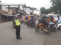 Personil Unit Lantas Polsek Asemrowo Lakukan Pengaturan Pagi di Jalan Tambak Mayor, Cegah Terjadinya Kemacetan