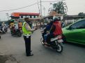 Personil Polsek Asemrowo Pantau Arus Lalu Lintas Sore di Tambak Mayor