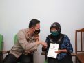 Lawan Jambret, Mbah Poninten Terima Penghargaan dari Kapolres Kediri
