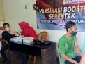 Polsek Asemrowo Gelar Vaksinasi Door To Door di Jalan Margomulyo