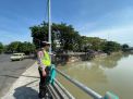 Polsek Pabean Cantikan Pantau Ketinggian Air Sungai Kalimas, Waspada Terjadinya Banjir