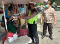Polsek Krembangan Bersama Anggota Piket Bagikan Masker Gratis Kepada Pedagang Bunga di Mbah Ratu