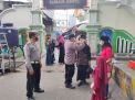 Polsek Semampir Bersama Personil Pos PAM Laksanakan Kegiatan Bagi Masker di Wisata Religi Sunan Ampel