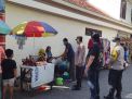 Polsek Krembangan Berikan Himbauan Prokes Untuk Warga di Pasar Kalianak Sekaligus Bagikan Masker Gratis