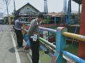 Polsek Kenjeran Cek Ketinggian Debit Air di Pintu Kejawan Lor, Antisipasi Adanya Potensi Banjir
