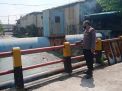 Polsek Krembangan Lakukan Pengecekan Debit di Pintu Air Solotigo, Antisipasi Potensi Terjadinya Banjir