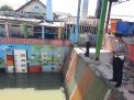 Polsek Kenjeran Lakukan Pengecekan Rutin Ketinggian Air Sungai, Waspada Adanya Potensi Banjir
