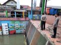 Polsek Kenjeran Cek Ketinggian Air di Pintu Air Kejawan, Situasi Terpantau Kondusif