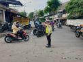 Polsek Asemrowo Lakukan Pengaturan Lalu Lintas di Simpang Empat Tambak Mayor, Situasi Terpantau Lancar Terkendali