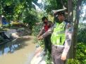 Polsek Semampir Lakukan Pengecekan Sungai Pegirian, Waspada Adanya Kenaikan Debit Air Sungai