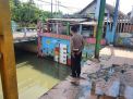 Polsek Kenjeran Cek Ketinggian Air Sungai Kejawan Lor, Pastikan Tidak Ada Tanda-Tanda Banjir