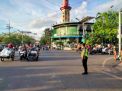 Polsek Semampir Pantau Arus Lalu Lintas di Pos Akhir TL Karang Tembok, Bantu Warga Menyebrang Serta Cegah Kendaraan Lawan Arus