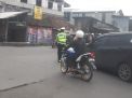 Polsek Asemrowo Laksanakan Pengaturan Lalu Lintas di Jalan Tambak Mayor, Situasi Terpantau Lancar