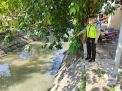 Polsek Semampir CekDebit Air Sungai Pegirian, Waspada Adanya Kenaikan Air Yang Menyebabkan Banjir