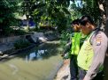 Polsek Semampir Pantau Ketinggian Sungai Pegirian, Waspada Adanya Kenaikan Debit Air