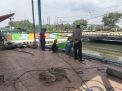 Waspada Bencana Banjir, Personil Polsek Asemrowo Cek Debit Air di Tambak Langon