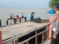 Personil Polsek Kenjeran Pantau Ketinggian Air Laut di Pantai Batu, Waspada Adanya Potensi Banjir