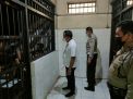 Cegah Adanya Barang Terlarang, Personil Polsek Kenjeran Rutin Cek Ruang Tahanan