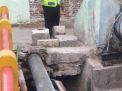 Polsek Krembangan Cek Pintu Air, Waspada Adanya Potensi Banjir