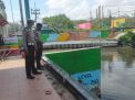 Waspada Adanya Banjir, Personil Polsek Asemrowo Lakukan Pengecekan Debit Air di Pompa Air Balong