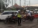 Polsek Asemrowo Laksanakan Giat Pos Akhir di Perlintasan Kereta Api Tambak Mayor, Bantu Kelancaran Arus Lalu Lintas